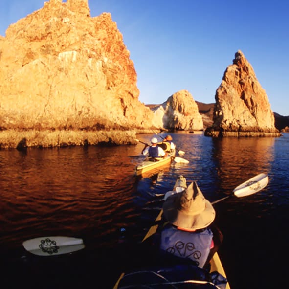 Practicar el kayak en las costas – BAJA CALIFORNIA, AVENTURA Y ECOTURISMO